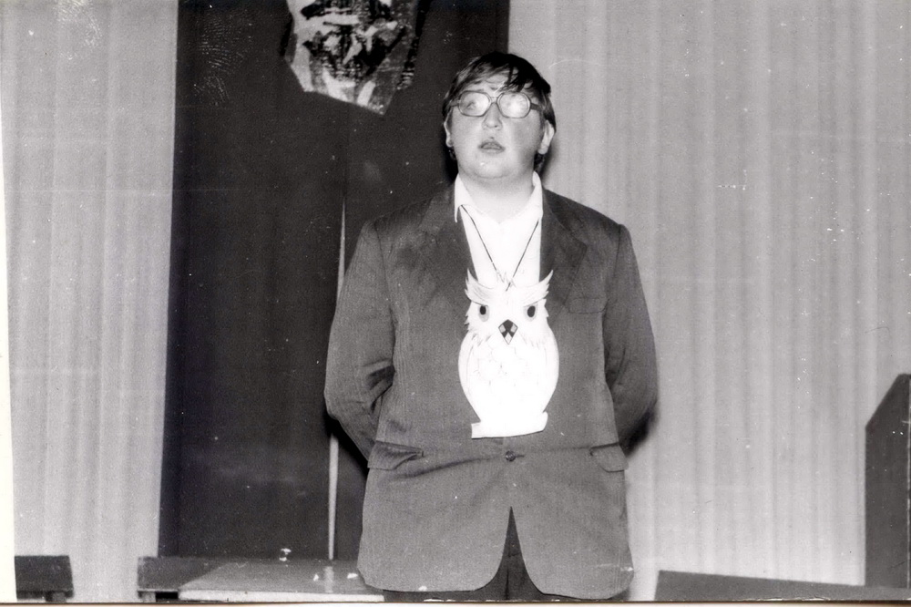 Гэта я пасля другога курса, лета 1983 года, Зэльва. Я — выхавацель у абласным профільным лагеры навук, вяду конкурс «Што? Дзе? Калі?» З савой на шыі — і сам падобны да савы