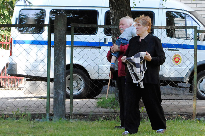 Бацькі Станіслаў і Ванда Пачобут каля суда чакаюць, калі прывязуць Андрэя. Чэрвень 2011 г.