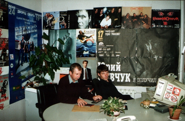 Аддзел культуры газеты «Імя». Дзмітрый Падбярэзскі з Сяргеем Шапранам. 1996 год