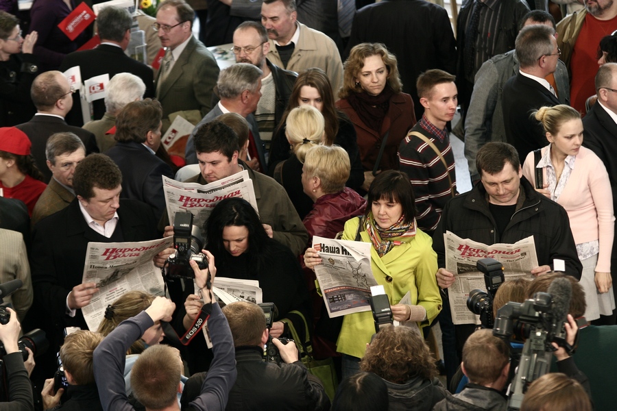 Акция солидарности с "Народнай воляй" и "Нашай Нівай" во время международной выставки "СМИ в Беларуси", 2011 год