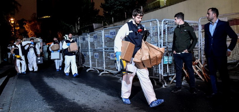 Getty Images. Группа криминалистов турецкой полиции покидает здание консульства Саудовской Аравии в Стамбуле