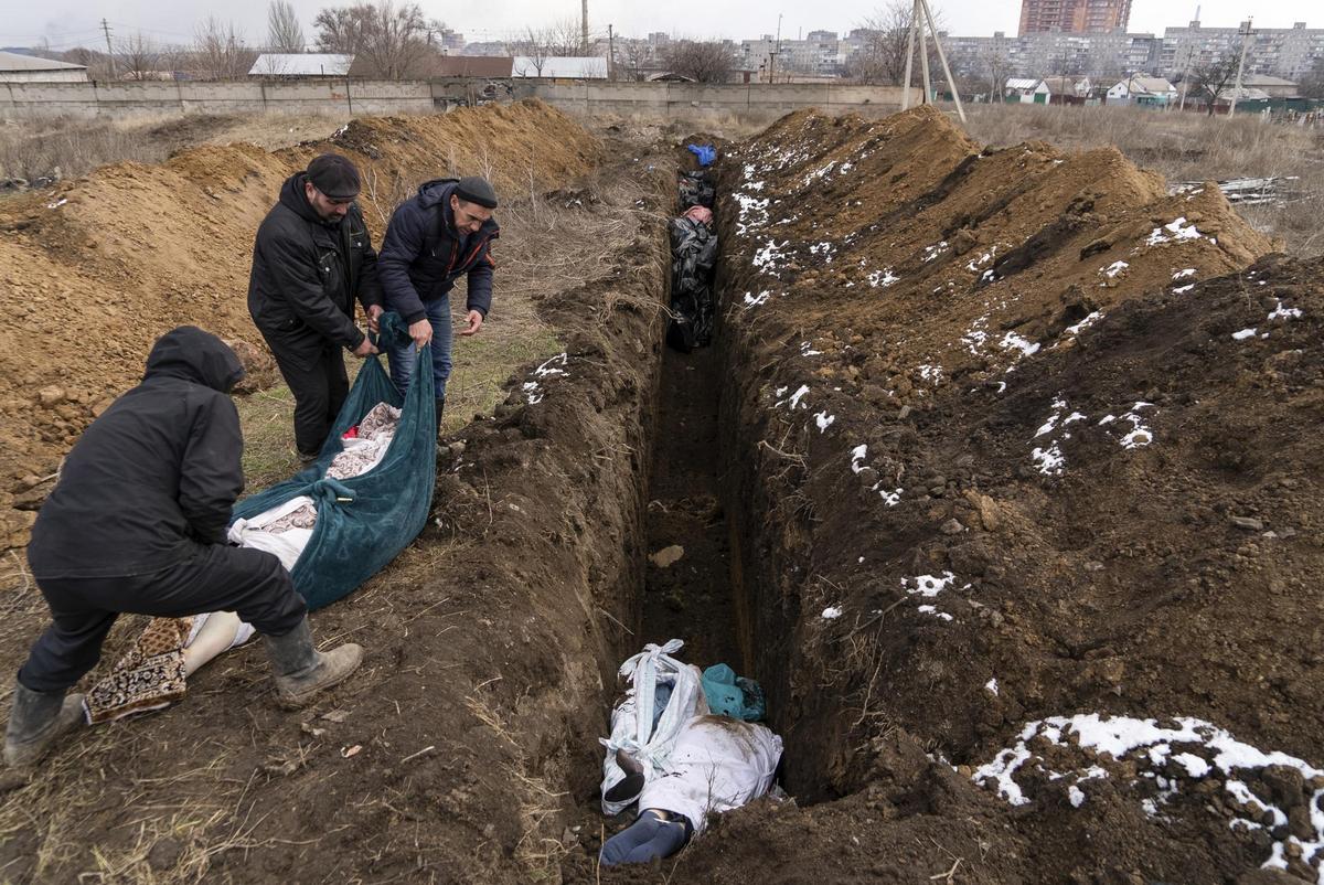 Мстислав Чернов и Евгений Малолетка остались единственными журналистами в  Мариуполе. И показали миру обстрелянный роддом. Они смогли выжить в городе  — и покинуть его - Белорусская ассоциация журналистов