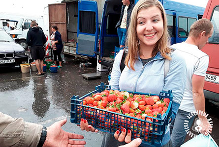 BAJ-JAM: Як журналісты збіралі і прадавалі клубніцы