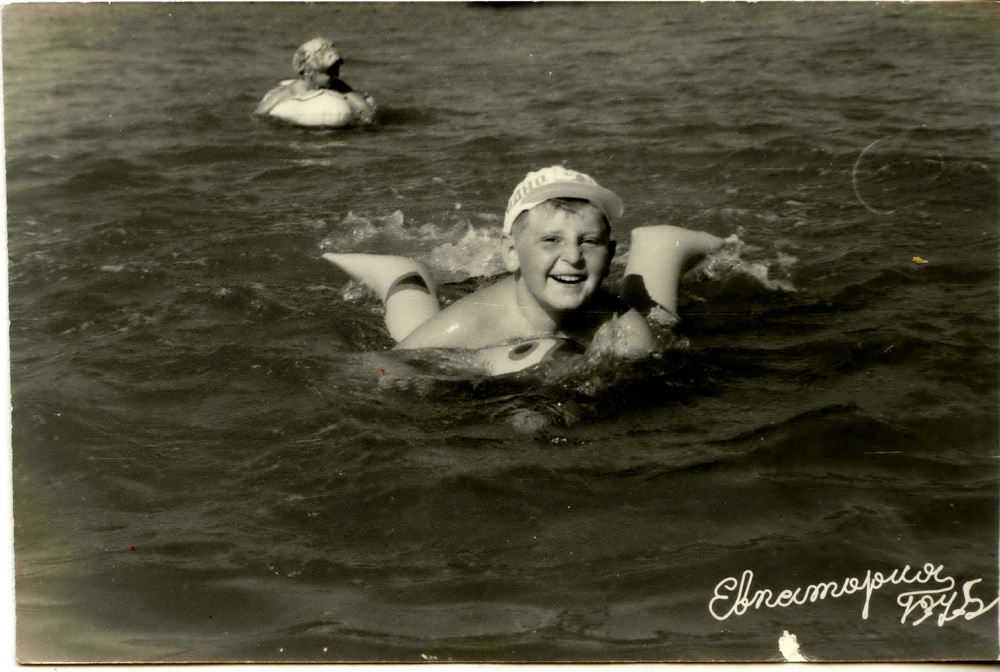 Адзіны раз мама адвезла мяне ў Крым. 1975 год, Еўпаторыя, я плыву на нейкім паўспушчаным крузе…