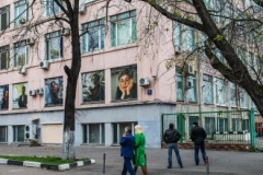 Журналисты из «Новой газеты» повесили в окнах редакции портреты Политковской
