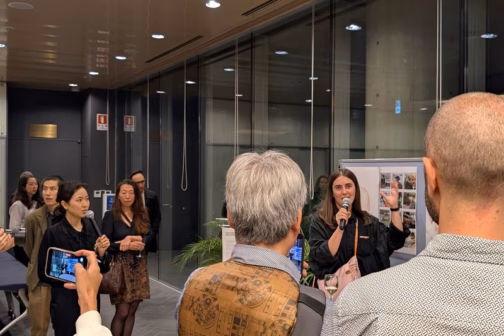 Фатографка Саша Вялічка прэзентуе свой праект на Фестывалі еўрапейскай фатаграфіі SEEEU, Токіа. Фота Польскі інстытут у Токіа