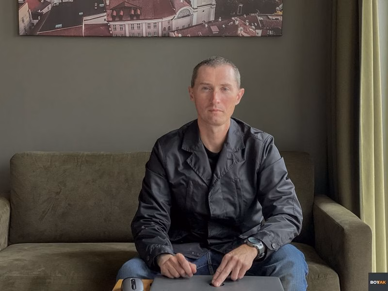 Дзмітрый Казлоў у віленскай кватэры. Фота: Ірына Новік для «Вот так»